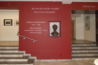 Die Wanderung der Neuberin - Der Standort der Neuberin im neu gestalteten Foyer. Dort kommt das Konterfei der bekannten Bühnenreformatorin besonders gut zur Geltung.