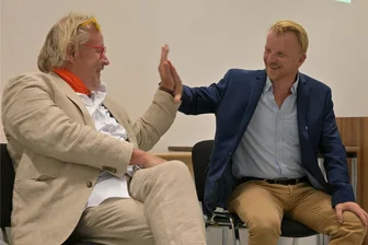 Die Warnke-Show: So lief der Bürgerdialog der Wagenknecht-Partei in Zwickau - Gut gelaunt in den Wahlkampf: Jan-Peter Warnke (l.), frisch gewählter EU-Parlamentarier für das Bündnis Sahra Wagenknecht (BSW), und Sven Quilitzsch, der für das BSW als Direktkandidat zur Landtagswahl in Zwickau antritt.