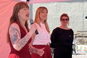 „Die Wehrpflicht ist ein Irrweg“ – Applaus für Heidi Reichinnek in Freiberg - Heidi Reichinnek - hier Clara Bünger aus Freiberg und Susanne Schaper - bei ihrer Rede.