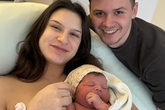Die Weihnachtsbabys im Vogtland: Drei kleine Mädchen erblicken an Heiligabend das Licht der Welt - Die kleine Yuna komplettiert das junge Glück von Celina-Marie Weißflog und Justin Schenk.