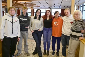 Die „Weihnachtskinder“ aus dem Vogtland werden 18: Autorin plant zweites Buch - Die Autorin mit den Weihnachtskindern beim Treffen in Schöneck: Christina Seidel, Justin, Aylin, Celina, Lucy, Philip und Niklas (von rechts).