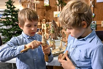 Die Weihnachtsmacher in der Chemnitzer Stadthalle: „Wir sind weihnachtsverrückt“ - Til und rechts Pepe Völtzke beim Schnitzen. Til hat sich einen Baum ausgesucht, Pepe schnitzt einen Bergmann.