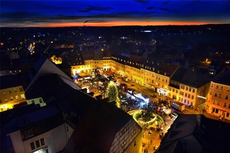 Die Weihnachtsmärkte locken: Das zweite Adventswochenende in der Region Mittweida - In Frankenberg ist an diesem Wochenende Weihnachtsmarkt. Vom Kirchturm aus gesehen, leuchtet hier Chemnitz am Horizont.