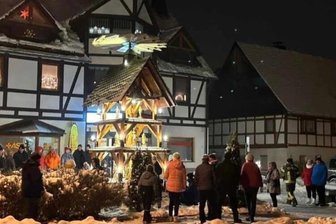 Die Weihnachtszeit beginnt: Im Erzgebirge werden in den nächsten Stunden zahlreiche Großpyramiden in Gang gesetzt - Am Freitagabend zum Naschmarkt in Raschau wird die Pyramide in Gang gesetzt.