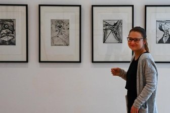 Die weite Welt auf dem kleinen Berg - Sandra Göbel, Managerin der Galerie "Ferdin-Art" präsentiert Grafiken von Günter Brus.