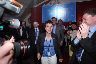 Die Wellenreiter - Frauke Petry ist das Gesicht und der Kopf der AfD in Sachsen.