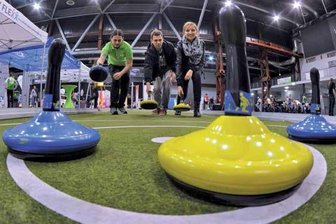 Die Welt entdecken, Sport machen, Spaß haben! - Mitmachen, wie hier beim Curling, ist für das Publikum auch bei der anstehenden Auflage der Messe "c-fit" für Gesundheit, Sport und Lifestyle in der Arena angesagt. Die Besucher können viele Sportarten ausprobieren.