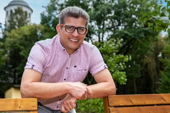 "Die Welt scheint aus den Fugen geraten" - Burgstädts Bürgermeister Lars Naumann ist in die dritte Amtszeit gestartet, hier im Wettinhain vor dem Taurasteinturm, dem Wahrzeichen der Stadt. Auf der dortigen Freilichtbühne gibt es eine neue Veranstaltungsreihe. 