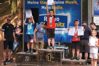 Die wettkampffreie Zeit gut genutzt - Der Rodewischer Paul Lio Rink (Mitte) freut sich über den Sieg, daneben der Zweite Paul Müller (links) und der Dritte Tameo Rosenzweig.