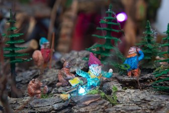 Die Wichtelwelt im Schaufenster: Vogtländer schaffen kleine Welt zum Entdecken - Mit viel Liebe zum Detail: Die Wichtelwelt im Schaufenster an der Hohen Straße 25 in Adorf besteht aus vielen kleinen Bildern und Elementen.
