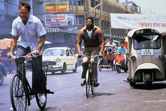 Die wichtigsten Rollen von Robin Williams - Robin Williams (links) als Adrian Cronauer in einer Szene des Films "Good Morning, Vietnam".