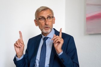 „Die Windverhältnisse für echte Reformen sind extrem günstig“: Was Sachsens Kommunen bis 2026 erwarten können - Redet von „echten Reformen“: Sachsens Innenminister Armin Schuster (CDU).