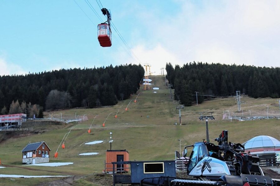 Die Wintersportler bibbern, weil am Fichtelberg Grünes dominiert - Der Pistenbully steht still: Auf dem Skihang unter der Seilbahn in Oberwiesenthal ist aufgrund des großen Mangels an Schnee derzeit an Wintersport nicht zu denken. Selbst die geschützten Loipen der Skiarena tauen weg. 