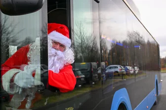 Die wirklich wahre Weihnachtsgeschichte: Der Weihnachtsmann, der Obdachlose, der Junge und die alte Frau - Der Bus-fahrende Weihnachtsmann überrascht die Fahrgäste der Linie 82 der CVAG am Heiligabend.