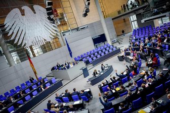 Die Wirklichkeit ist grundsätzlich gut - Der Plenarsaal des Bundestages in Berlin. Hier will die Koalition im neuen Jahr weitere Reformen auf den Weg bringen.