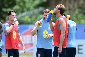 Die WM und das Wetter: im Extremfall "lebensbedrohlich" - Englands Nationalspieler um Harry Kane (r) während einer Trinkpause. (Archivbild)