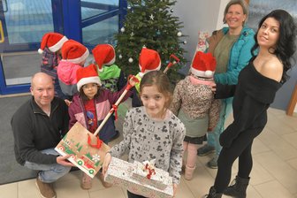 Die Wünsche der Lichtenberger Heimkinder: Hier werden sie erfüllt - Bescherung bei Homag Automation Lichtenberg: Dominic Köhler hat für die Kinder des Kinderheims Lichtenberg einen Wunschbaum organisiert. Elena und Chantal zeigen stolz ihre Geschenke. Rechts: die Erzieherinnen Melanie und Janine.