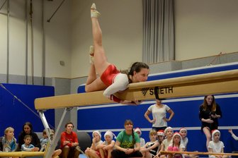 Die wundervolle Bedeutung des Weihnachtsschauturnens in Falkenstein - Beim Weihnachtsschauturnen in Falkenstein: Die schönste Erinnerung von Nora Hopf (auf dem Balken) an das Turnen ist, wie sie im selben Jahr wie ihr Bruder Vogtlandmeisterin wurde.