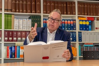 Die Wutrede des Ex-FDP-Chefs Martin Treeck: Vogtländer liest der Berliner Ampel die Leviten - Rechtsanwalt Martin Treeck in seinen Kanzleiräumen in Auerbach: Nach Jahrzehnten im Dienste der Kommunalpolitik verlässt der Liberale seine Partei und rechnet ab: Er sieht in der FDP zu viel Ideologie und zu wenig Sachpolitik.