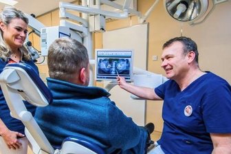 Die Zahnarzt-Familie: Papa, Mama, Tochter - und der Schwiegersohn - Andreas Pohl berät mit einem Patienten und der zahnmedizinischen Fachangestellten Conny Schardt die Behandlung. Nach eigener Aussage hat die Dental-Family seit Bestehen 26.000 Patienten behandelt.
