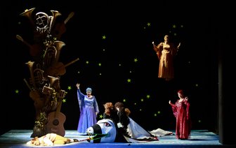 Richard Glöckner (Tamino), Bettina Grothkopf (1. Dame), Melanie Hechtl, Viktoria Kocks, Judith Sandmann Schülerinnen des "Studio Wieland Müller - Werkstatt für Musik und Theater" Chemnitz (3 Knaben/Genien), Maria Rüssel (3. Dame), Sandra Maxheimer (2. Dame) (von links).