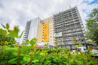 Die Zehn-Millionen-Euro-Straße der Erzgebirgsstadt Thalheim - Eingerüstet: Das Hochhaus Stadtbadstraße 36 in Thalheim. Noch dieses Jahr aber sollen die Bauarbeiter abrücken. 