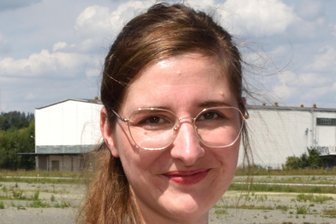 Die Zeit drängt: Verlag will in Oelsnitz ab nächster Woche bauen - Verlags-Gründerin Vanessa Lipinski siedelt sich im neuen Oelsnitzer Gewerbegebiet an.
