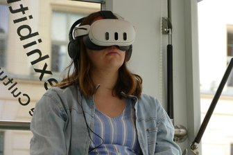 „Die Zeit rennt uns davon“: Wie ein Projekt in Zwickau die letzten Holocaust-Überlebenden vor dem Vergessen bewahren will - Wer durch die VR-Brille schaut, sieht Interviews mit Holocaust-Überlebenden.