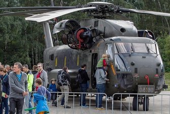 Die Zeitenwende bei der Bundeswehr braucht Zeit - Der mittelschwerer Transporthubschrauber CH-53G, der zur Beförderung von Personen oder Material dient, bei einem Tag der Luft- und Raumfahrt in Köln vor sieben Jahren.