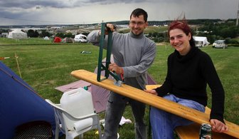 Die Zelte wachsen wie Pilze aus dem Boden - 
              <p class="artikelinhalt">Marco Geipel und Madeleine Lassek aus Marieney bei Oelsnitz im Vogtland bereiten alles vor für ihre 20 bis 30 Freunde und Bekannten, die im Laufe der Woche noch eintreffen wollen.</p>
            