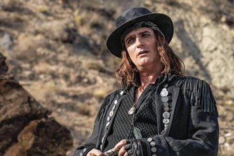 Die Zeugen Winnetous: Warum wir uns mal wieder in einer Debatte verrannt haben - Der Schweizer Anatole Taubman gibt als Bösewicht "Tante" Todd Crow die wohl beste Figur in "Der junge Häuptling Winnetou" ab, auch wenn seine Rolle etwas zu absichtsvoll an Captain Jack Sparrow angelehnt ist. Immerhin ist Taubman aber das auch international bekannteste Gesicht des Streifens: Im James-Bond-Film "Ein Quantum Trost" spielte er 2008 Elvis, den seltsam frisierten Handlanger des Superschurken Dominic Greene.