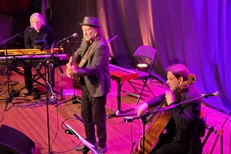 Die Zöllner begeistern als Trio Infernale in Zwickau: Ihr Spiel mit Genres und Stilen kommt an - Dirk Zöllner (Mitte) mit André Gensicke (l.) und Tobias Unterberg am Freitagabend im Alten Gasometer Zwickau.