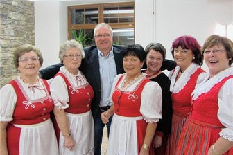 Die Zschorlauer Nachtigallen und ihr klingendes Erbe - 2013 zum 90-jährigen konnte Bürgermeister Wolfgang Leonhardt all seine "Nachtigallen" noch in die Arme schließen. Doch Anneliese Espig (2. v. l.) lebt mittlerweile nicht mehr.