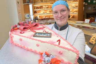 „Die Zuckertütenform ist der Renner“: Wie viel kosten Schulanfangstorten in der Region Zwickau – und wie sehen sie aus? - Konditorin Lisa Freitag mit einer Schulanfangstorte der Konditorei Nötzold.