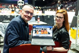 Die Zukunft im Blick: Ostderby gegen Jena steht bei den Niners Chemnitz unter besonderem Motto - Markus Michael und seine Firma Texulting GmbH unterstützen die Niners Chemnitz (hier Geschäftsstellenleiterin Sarah Schulze) schon seit Jahren dabei, ihre Nachhaltigkeitsziele zu erreichen.