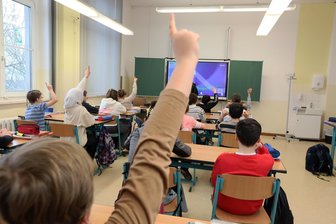 „Die Zustände sind eine Katastrophe“: Platzmangel an der Zwickauer Humboldtschule spitzt sich zu - Die Humboldtschule in Zwickau ist beliebt, die Klassen sind voll.