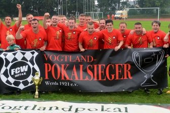 Die zwei Besten wollen Werda beerben - Vor knapp zwölf Monaten stemmten die Werdaer Fußballer den Vogtlandpokal in den Falkensteiner Himmel. Auf dem Sportplatz des 1. FC Wacker Plauen kämpfen am Samstag der Vogtlandliga-Meister VfB Auerbach II und Vogtlandklasse-Meister VfB Schöneck um die begehrte Trophäe.