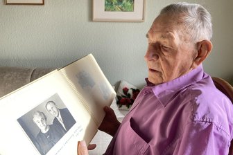 Die zwei Wünsche eines 101-jährigen Vogtländers - Kurt Strobel schwelgt ab und an in Erinnerungen, zum Beispiel dann, wenn er in alten Fotoalben blättert. Im Bild: ein Foto seiner Eltern, bei denen er in Bergen aufwuchs.