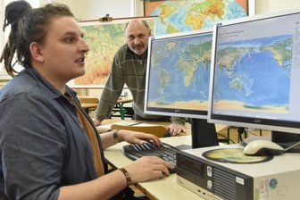 Die zweite Chance - Schlussspurt zum Abitur: Der Dresdner Nico Paul erwirbt über den zweiten Bildungsweg am Freiberg-Kolleg die Hochschulreife. Der Wahlgrundkurs Geophysik bei Schulleiter Frank Triebsch gehört zu seinen Lieblingsfächern.