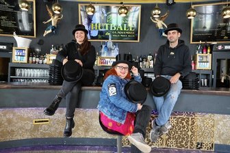 Die Zwickauer Hutgala ist nichts für Schlafmützen - Haben sich schon mal probehalber den Hut aufgesetzt: Yvonne Schmutzler von der Mocc (links), Autorin Sara Thiel und Geschäftsführer Marcel Kummers.