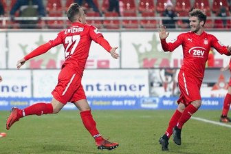 Die Zwickauer Reservebank trumpft groß auf - Die Zwickauer Torschützen Fabian Schnabel (links) und Daniel Gremsl (rechts) bejubeln den Ausgleich zum 2:2.