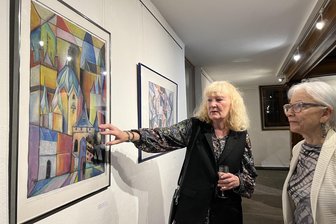 „Die Zwickaureise“ im Konservatorium: Am Montag gibt es eine Führung durch Ursula Schachschneiders Ausstellung - Ursula Schachschneider erklärt Galeristin Renate Lang die Farbkomposition ihres Bildes.