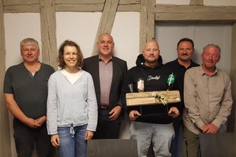 Dieb gestoppt - Ellefeld vergibt für beherztes Eingreifen Preis für Zivilcourage - Auf seine Heldentat kann der Geehrte jetzt anstoßen. Fünf Gemeinderäte machten die Preisübergabe möglich. Von links: Heiko Trommer, Antje Vanheiden, Bürgermeister Jörg Kerber, Daniel Setzer, Mike Müller, Andreas Kühn.