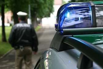 Dieb gibt sich als Kriminalpolizist aus und beraubt Rentnerin - 