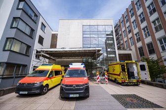 Dieb in der Notaufnahme des Erzgebirgsklinikums: 39-Jähriger rastet aus und beleidigt Polizisten - In der Notaufnahme des Krankenhauses Stollberg stahl ein 39-Jähriger medizinisches Material.