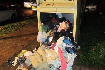 Dieb in Kleidercontainer stecken geblieben -