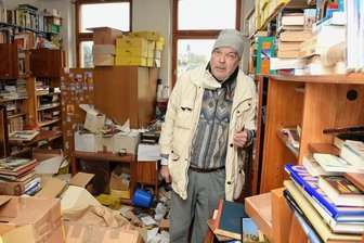 Diebe beschädigen Lebenswerk - Einbrecher sind in das Haus von Horst Jürgen Schienke (im Bild) an der Markneukirchner Straße in Adorf eingebrochen. Dabei wurden offenbar die meisten seiner Räumlichkeiten verwüstet, vieles nahmen die Täter mit. Die Polizei hat Ermittlungen aufgenommen.