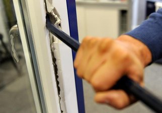 Diebe brechen im Zentrum ein - Frau überrascht Einbrecher in Gablenz -
