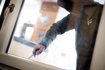 Diebe brechen nahe der Plauener Innenstadt in Lagerräume ein - Symbolfoto: Ein Mann demonstriert, wie einfach es für einen Einbrecher wäre, mit Hilfe eines stabilen Schraubenziehers ein geschlossenes Fenster von außen zu öffnen.