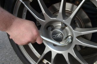 Diebe in Chemnitzer Autohaus: Alfa Romeo plötzlich ohne Räder - Auf dem Areal eines Chemnitzer Autohauses wurden einem Alfa Romeo die Räder gestohlen.